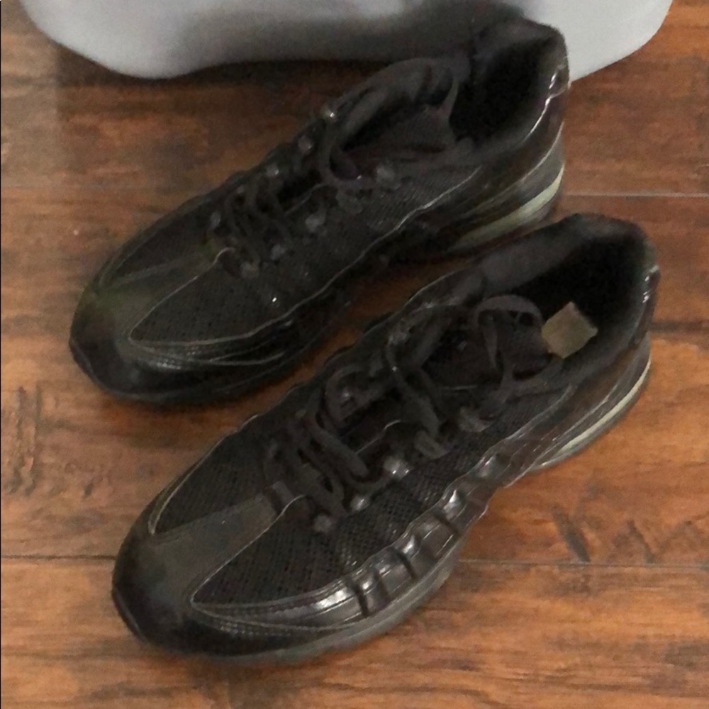 All black nike woman’s 95 air max